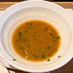 NIBOSHI MANIA - 自家製オマール海老煮干ソバのスープ