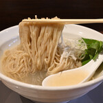 NIBOSHI MANIA - 冷やしヤマト蜆いりこソバの麺リフト