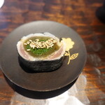 鮨 三心 - 芽葱昆布巻きの鰯(千葉県産)海苔巻き、白胡麻(鹿児島県喜界島産)載せ