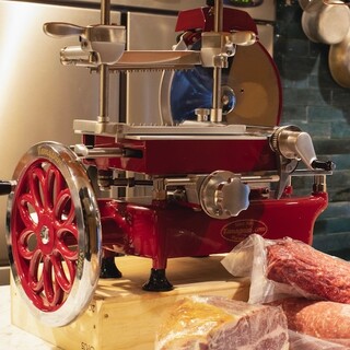 イタリアタマニーニ社の手動生ハムスライサーの極薄の生ハムを