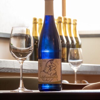 【昼飲みも大歓迎】常時約12種類のワインをご用意。