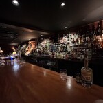 バーシード - 6段のバックバー。重厚で奥行きのあるバーカウンターが落ち着く大人のBARです。