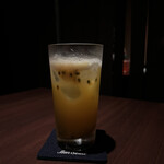 バーシード - 夏らしいトロピカルなパッションフルーツのカクテル。