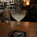バーシード - ボタニカルなジンベースのホワイトレディ。アンティークなカクテルグラスが素敵です✩.*˚
