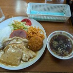 栄食堂 - 栄ランチ。この品数とラインナップにはときめいてしまう。