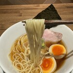 酒肴場 屯 - 加水率低めの細ストレート麺はツルパツ食感