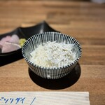 酒肴場 屯 - ご飯には釜揚げしらす