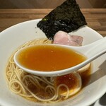 酒肴場 屯 - しっかりした煮干しの旨みに津軽醤油のコクのバランスが素晴らしいスープ