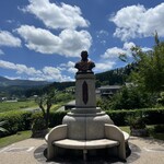 旅館山翠 - 銅像と小国町の空