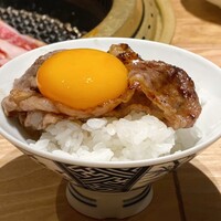 大衆肉酒場 こだわり米 匠 - 卵黄を乗っけて完成(*≧∀≦*)