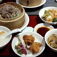 中国料理 青冥 祇園店 - 近江牛セット　近江牛の蒸篭蒸し、焼きそば、鶏の唐揚げ、玉子スープ、お粥