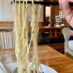 中華蕎麦 春馬 - 中太ちぢれ麺をリフトUP⤴️