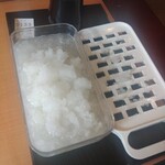 瀬谷そば - すりおろして待ちます