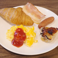 丁字屋 KASHIWA NO HA - スクランブルエッグ、鶏もも肉の塩麹焼き、ソーセージ、ベーコン、A.O.Pバターのクロワッサン