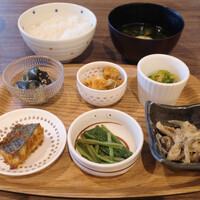丁字屋 KASHIWA NO HA - サワラのスパイス揚げ、おひたし、きのこの和物、ナスの煮浸し、魚とじゃがいも、ピーマンとしらすのピリ辛和え、新潟県産コシヒカリ、味噌汁