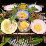 よし町 - 新蓮根と白魚、水蛸と瓜ゼリー酢、小鯵南蛮、つるむらさき酢味噌掛け、素麺南瓜、ゴーヤ肉味噌、黒酢木耳、とうもろこし揚げ、紅ひゆな浸し