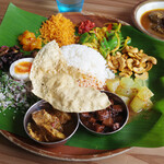 スリランカプレート 肉や魚+野菜7種、たまご半分(33円)、パパド1枚(55円)