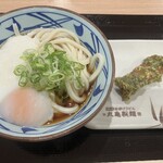 丸亀製麺 - とろ玉うどん（並）￥590　ちくわ磯辺天ハーフ￥110