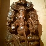 ラズィーズ - 壁面には“神様”？が飾られています。