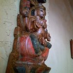 ラズィーズ - 壁面には“神様”？が飾られています。