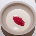 レストラン オオツ - 2024.8 ヴィシソワーズ 皮ごとローストしたゆずもファーム産ビーツのアイスクリーム