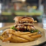 GATE CAMP BURGER - ゲートキャンプバーガー(ランチはフライドポテト付き)