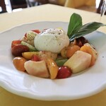トラットリア ペルバッコ - ブッラータチーズと白桃 カラートマトのカプレーゼ仕立て