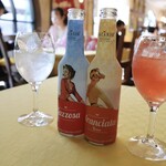 トラットリア ペルバッコ - アランチャータ・ロッサ(炭酸入りブラッドオレンジジュース)、ガッゾーサ(イタリア産レモネード)