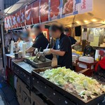 関根精肉店 - 仕上げは自家製かしら？塩だれをかけて…
混ぜ合わせ焼き上げて、完成♪╰(*´︶`*)╯