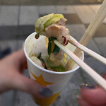 関根精肉店 - “塩ホルモン焼き¥600“
しんなりと焼かれたキャベツも甘くて…
ニラと鷹の爪といただくと…
これはめちゃくちゃ美味しい♡(*´Д｀*)
ニンニクの効いた塩だれもいい塩梅♡