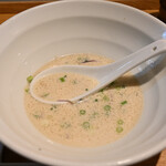 NIBOSHI MANIA - 冷やしシャカリキ天然ヒラメ鮮魚煮干ソバのスープ