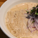 NIBOSHI MANIA - 冷やしシャカリキ天然ヒラメ鮮魚煮干ソバ 。麺線