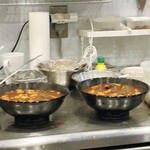 ラーメン 麻辣 - 調理中完成間近