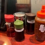 天下一品 - 料理写真:卓上の調味料（こしょう、ラーメンたれ、ラー油、ギョーザたれ、辛子みそ）