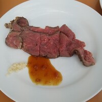 カフェトスカ - ジューシーに焼き上げたローストビーフ(ガーリックソース)