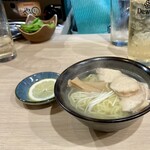 鳥三八 - 鳥塩レモンラーメンは小ぶりサイズ