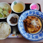 詩仙 - 令和6年8月 ランチタイム(11:00〜14:00)
日替わりランチ 税込900円
鶏の甘辛煮、ミニサラダ、小鉢、ライス、スープ、漬けもの