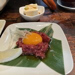 ホルモン屋 壺亭 - 桜ユッケ