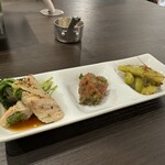 甲子園焼肉 にく西 - お通し(豆苗の豚巻き、明太子、枝豆ガーリック)