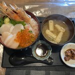 きしょうや - 料理写真:選べる海鮮丼。ぷりぷりの赤エビと帆立のハーフ＆ハーフにイクラちゃんトッピングしました(๑•ᴗ•๑)♥️