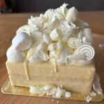 パティスリー リョーコ - このチロッと垂れたホワイトチョコクリームのシズル感たるや…！