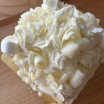 パティスリー リョーコ - ホワイトチョコの削り節は箱から出ると縦横無尽に散らばるイキの良さ！切る時には周りを囲って注意の上。