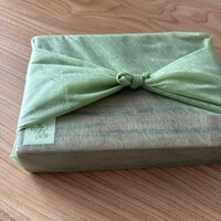 日本料理 晴山 - このままお使い物に出来そうな美しい包装で届きます。