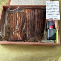 日本料理 晴山 - 一袋に大きい鰻一尾がジューシーに味付けされてパッキングされて来ます。それが2袋。確か冷蔵で1週間ほどの賞味期限でした。