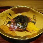 京味 もと井 - お造り ： 蛤の絵合わせの様な器に盛りつけられた 本鮪の黄身おろし、行者にんにく醤油に焼き海苔が散らしてあります。 併せて、平湯葉の上にモンゴイカの蕗ポン酢和えがのせられ 赤芽紫蘇が散らしてあります。こちらは 湯葉で包んで美味しくいただきます。