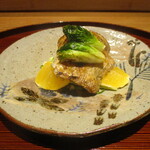 京味 もと井 - 焼物 ： よく脂ののった のどぐろを炭火焼きして 下に春キャベツを敷き、上には芽キャベツの素揚げを添えてあります。脇にはレモネードと言う名の甘ぁ～イ！ 檸檬が のどぐろの美味しさを引き立てます。♪♬