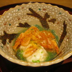 京味 もと井 - 温物 ： 貝のお出汁のなかに ホタテとシロミル貝を使った貝の真丈を取り囲むように 淡いグリーンが美しい菜の花の餡かけに 桜海老の桜色の素揚げがよく似あいます。上には炒り玉を振ってあります。