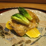 京味 もと井 - 焼物 ： よく脂ののった のどぐろを炭火焼きして 下に春キャベツを敷き、上には芽キャベツの素揚げを添えてあります。脇にはレモネードと言う名の甘ぁ～イ！ 檸檬が のどぐろの美味しさを引き立てます。♪♬