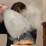 リストランテASO - 前菜のスモークサーモン。燻製仕立てを提供