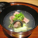 京味 もと井 - 椀物 ：よもぎ麩と新牛蒡が使われ、炭火焼したシャトーブリアンの上に 叩いたワラビと うるい、木の芽が添えられています。表面には綺麗な脂が輝いています。